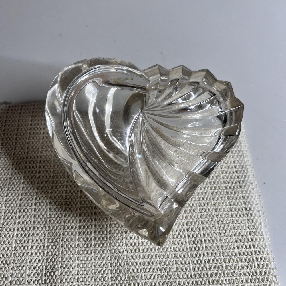 Unmarked Clear Pressed Glass Heart Ashtray Swirl Decorative Dish Small Trinket‎